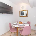 Pet Friendly In Pirovac
